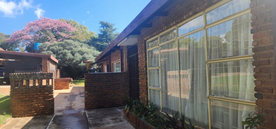 5 Bedroom Property for Sale in Monavoni A H Gauteng