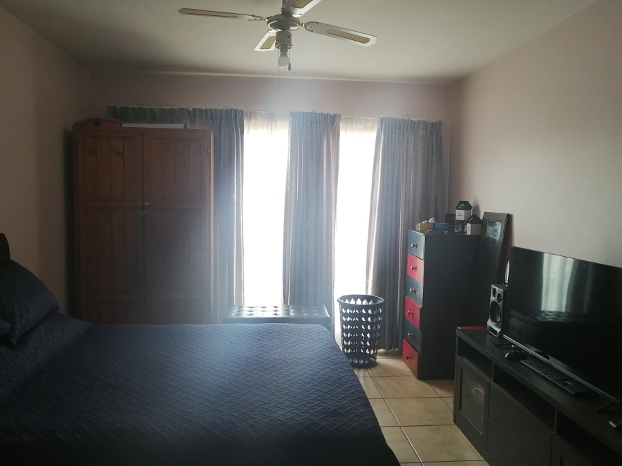 1 Bedroom Property for Sale in Strubenvale Gauteng