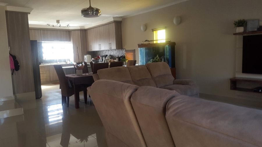 4 Bedroom Property for Sale in Heuweloord Gauteng