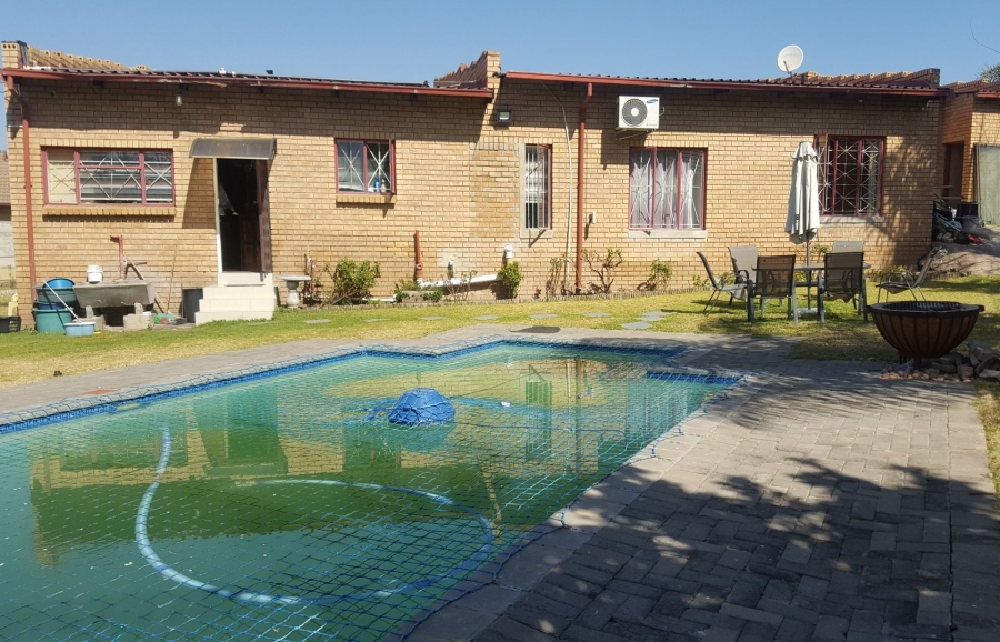 4 Bedroom Property for Sale in Heuweloord Gauteng