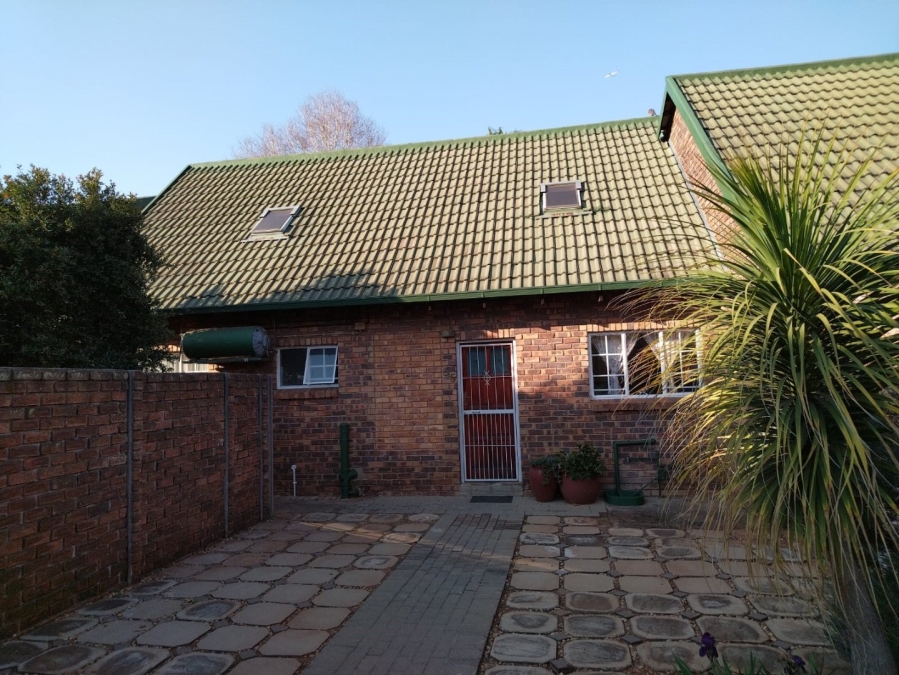  Bedroom Property for Sale in Glen Marais Gauteng