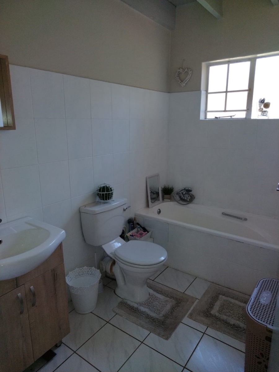  Bedroom Property for Sale in Glen Marais Gauteng