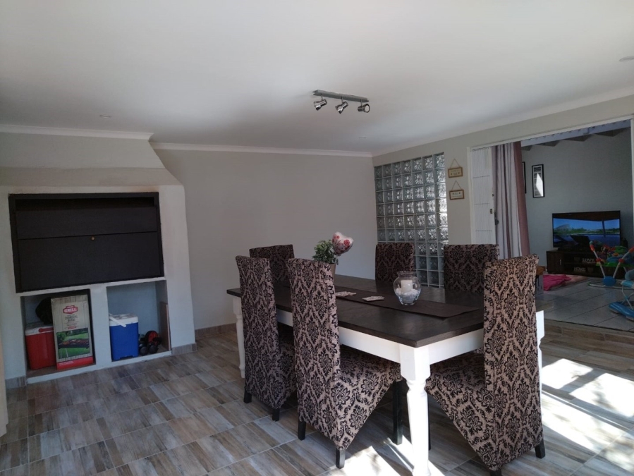  Bedroom Property for Sale in Glen Marais Gauteng