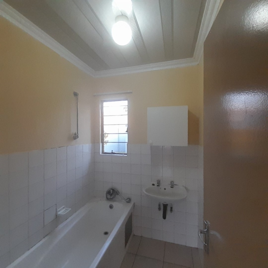 To Let 3 Bedroom Property for Rent in Radiokop Gauteng