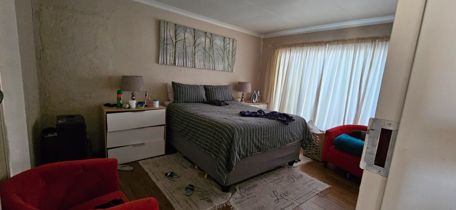 5 Bedroom Property for Sale in Crystal Park Gauteng