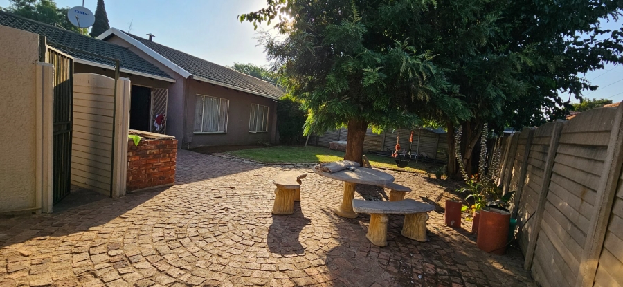 5 Bedroom Property for Sale in Crystal Park Gauteng