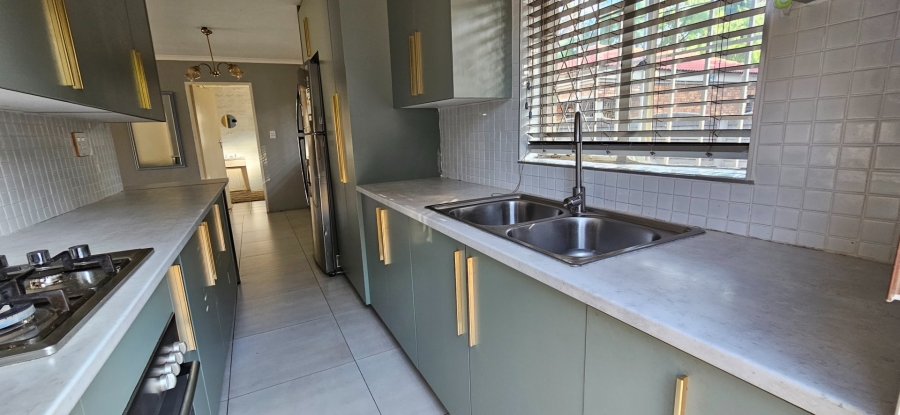 5 Bedroom Property for Sale in Crystal Park Gauteng