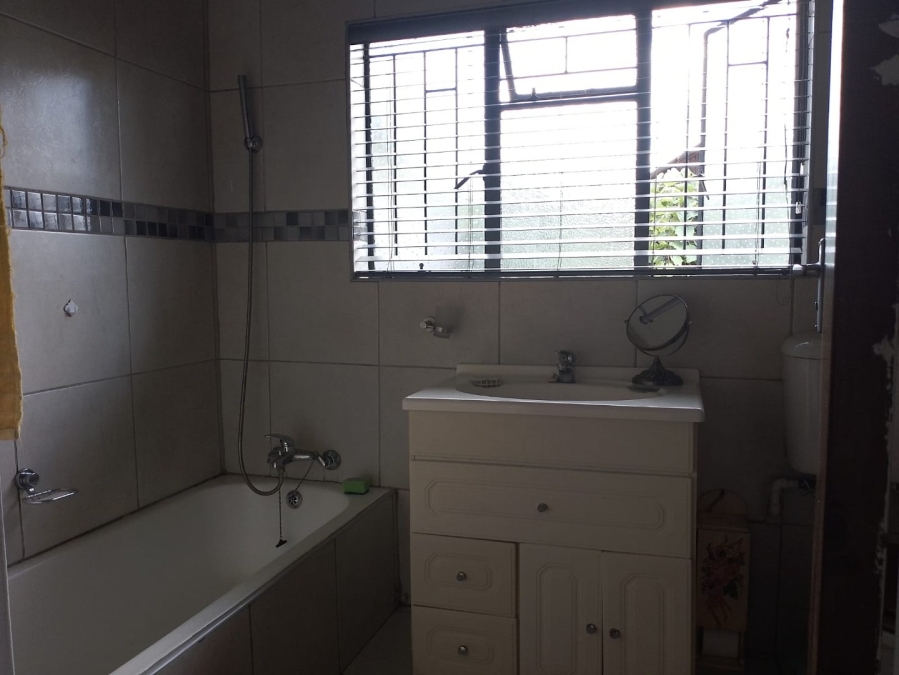  Bedroom Property for Sale in Clayville Gauteng