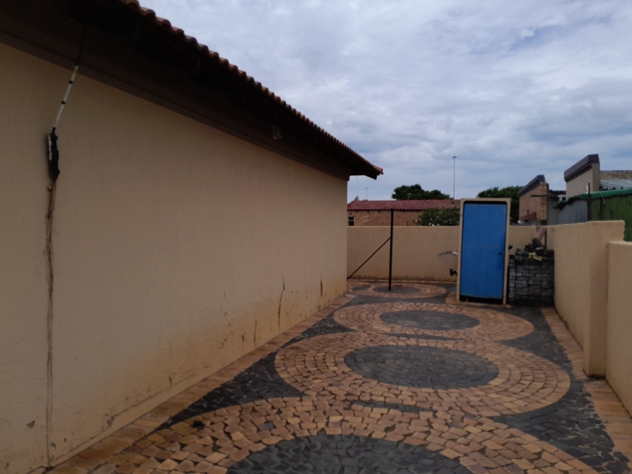 2 Bedroom Property for Sale in Langaville Gauteng