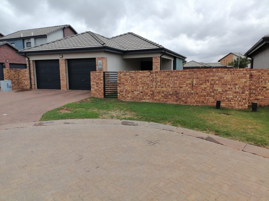 To Let 3 Bedroom Property for Rent in Lion Pride Gauteng