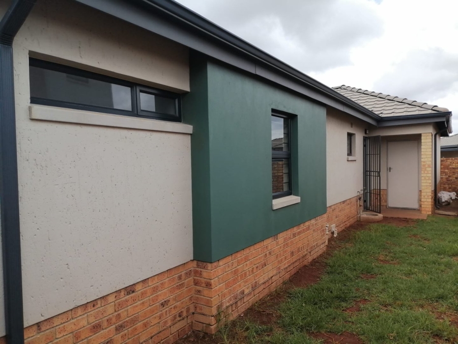 To Let 3 Bedroom Property for Rent in Lion Pride Gauteng