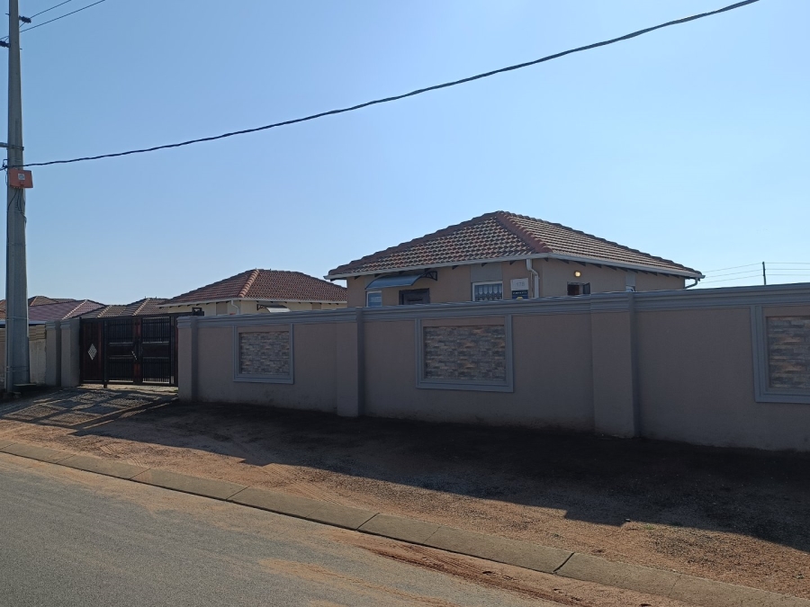 2 Bedroom Property for Sale in Azaadville Gardens Gauteng