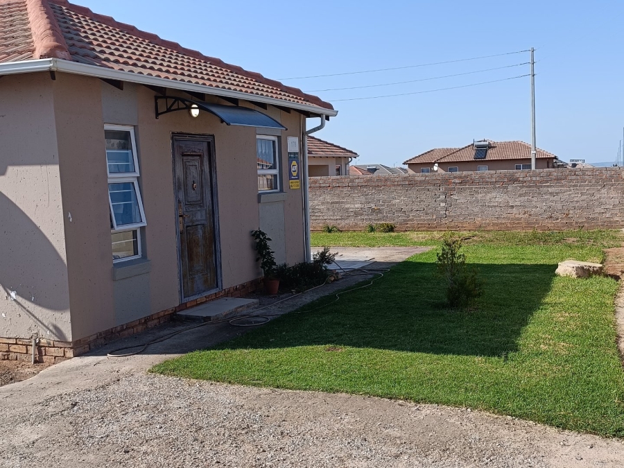 2 Bedroom Property for Sale in Azaadville Gardens Gauteng