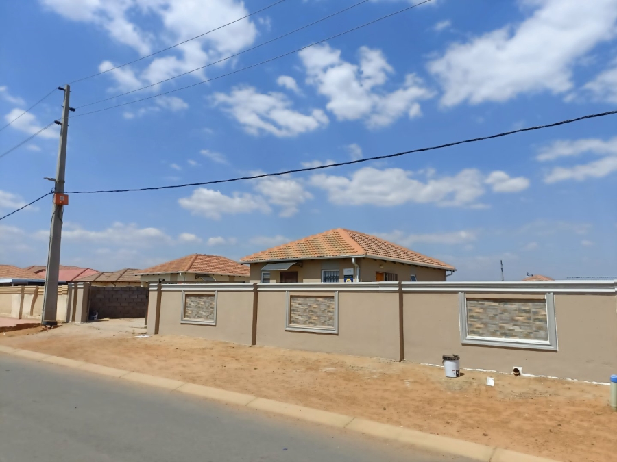 2 Bedroom Property for Sale in Azaadville Gardens Gauteng