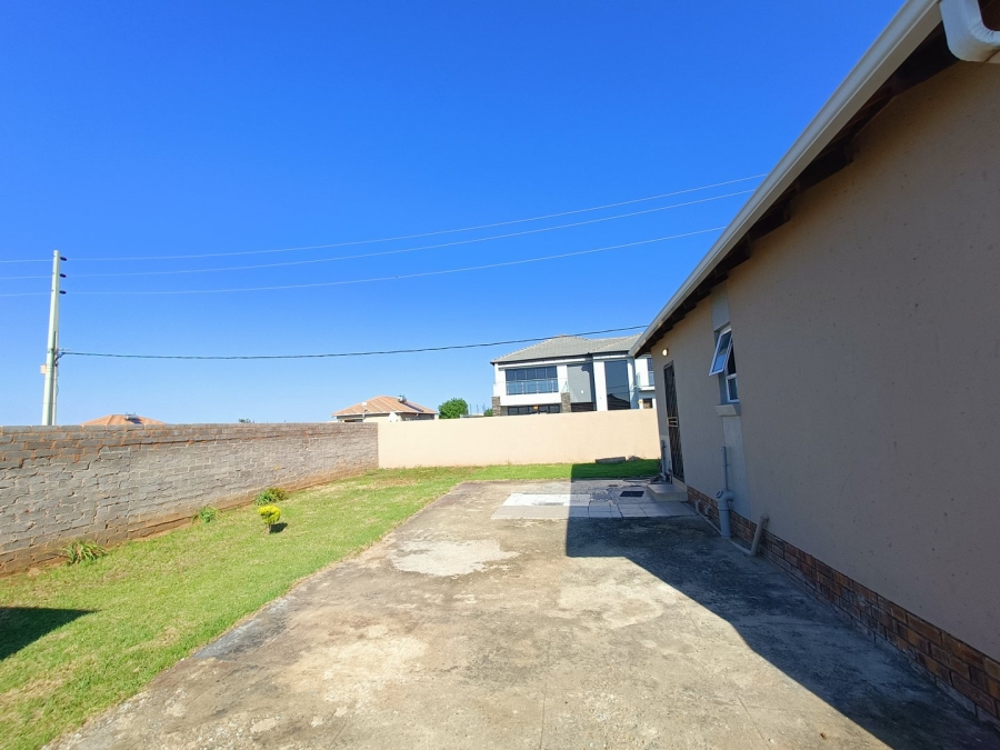 2 Bedroom Property for Sale in Azaadville Gardens Gauteng