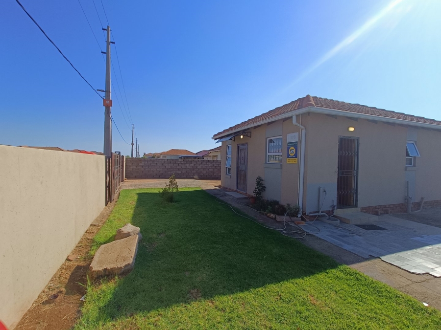 2 Bedroom Property for Sale in Azaadville Gardens Gauteng