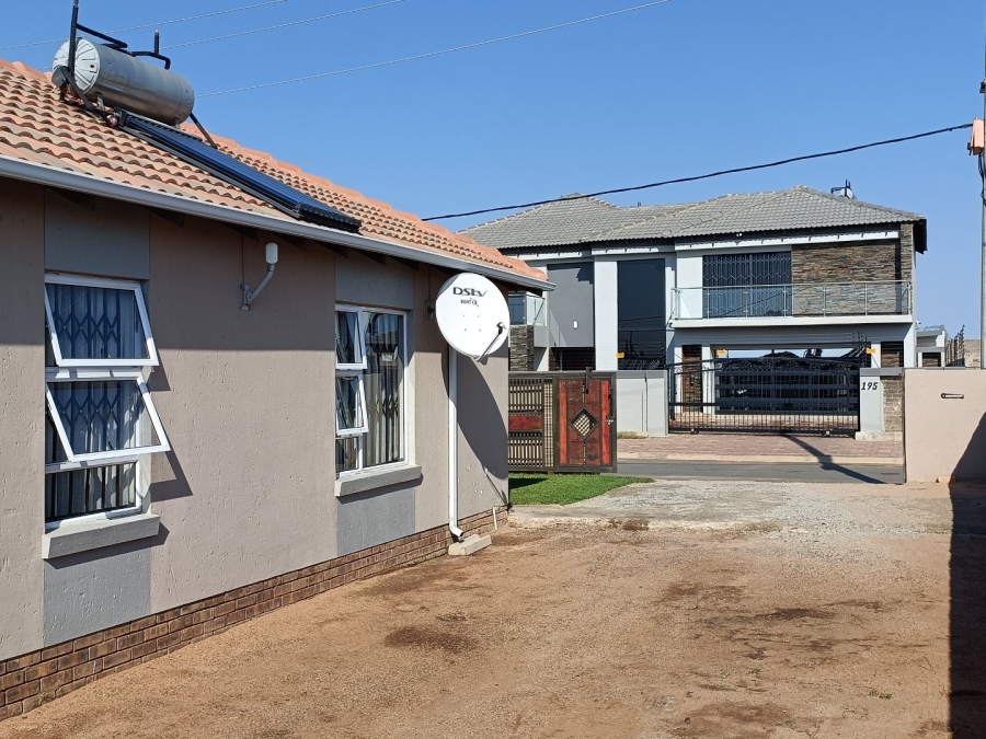 2 Bedroom Property for Sale in Azaadville Gardens Gauteng