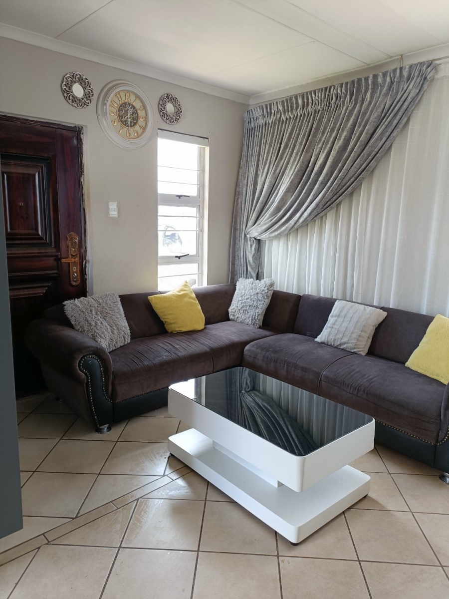 2 Bedroom Property for Sale in Azaadville Gardens Gauteng