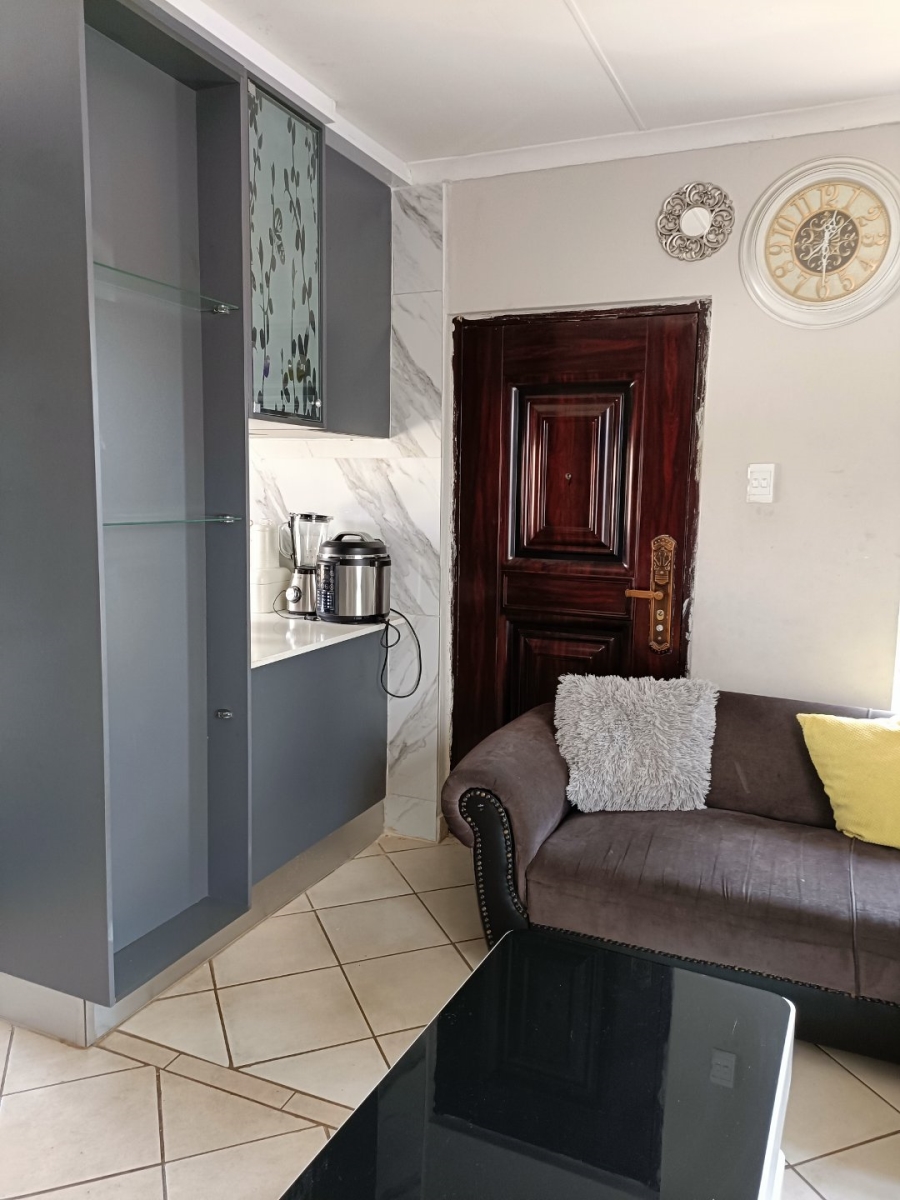 2 Bedroom Property for Sale in Azaadville Gardens Gauteng