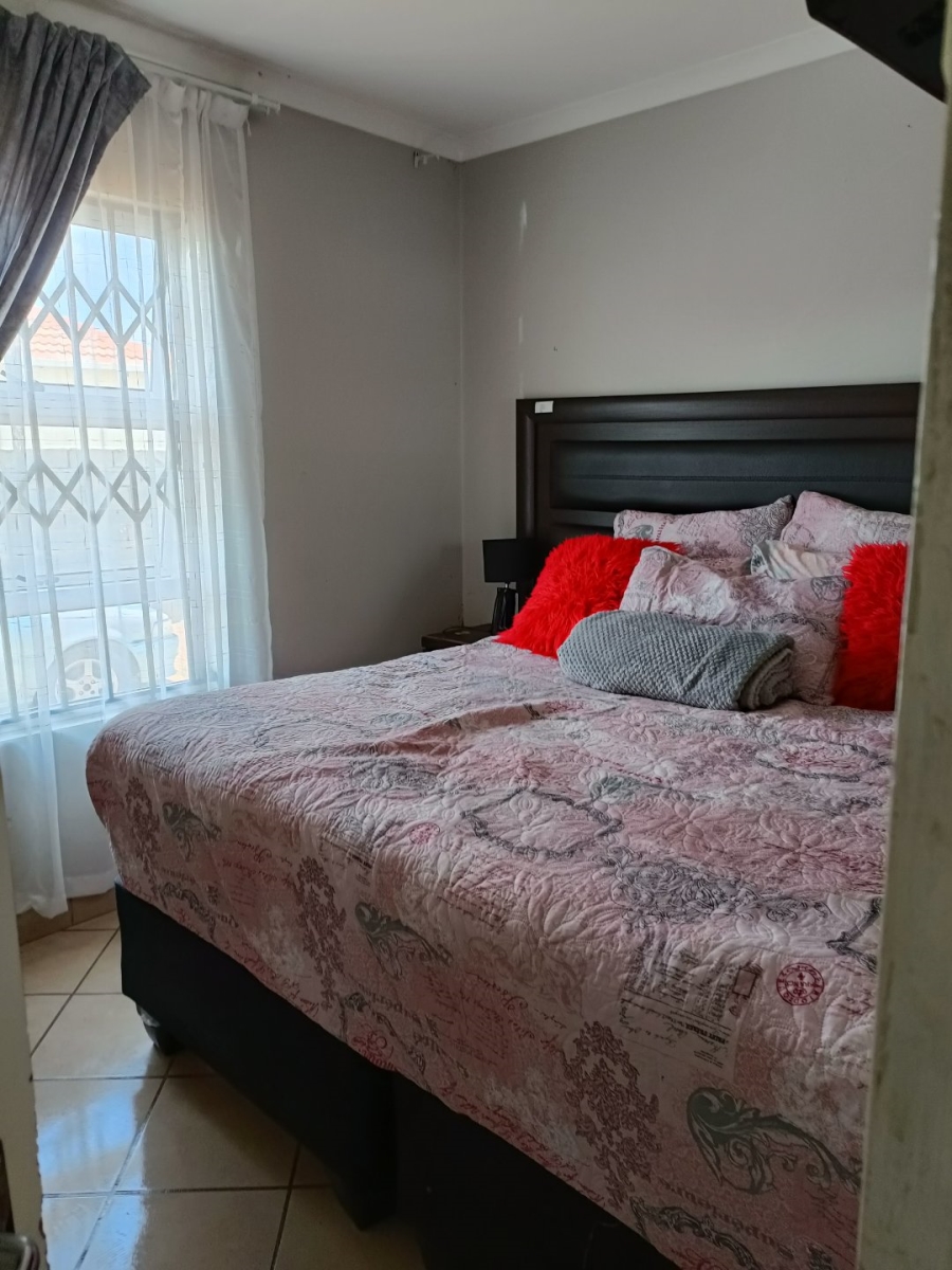 2 Bedroom Property for Sale in Azaadville Gardens Gauteng