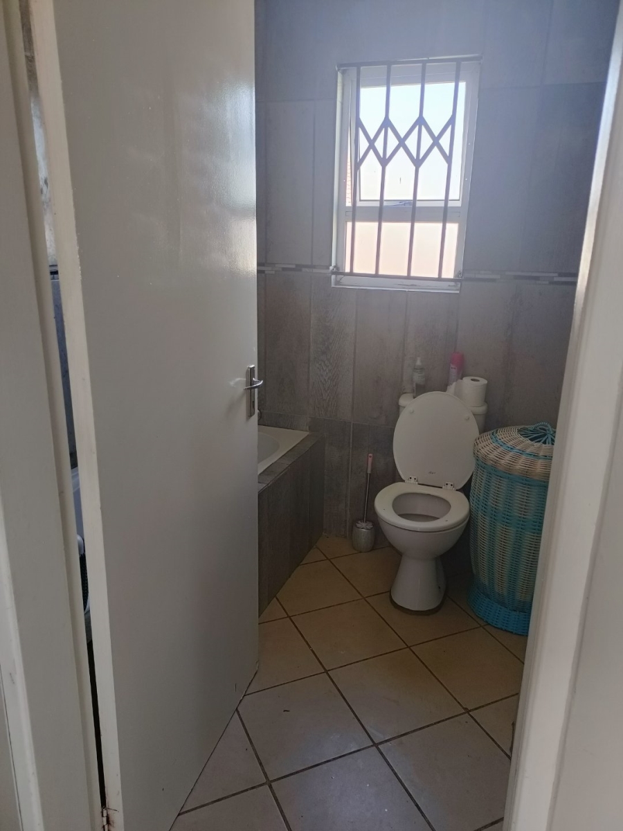 2 Bedroom Property for Sale in Azaadville Gardens Gauteng