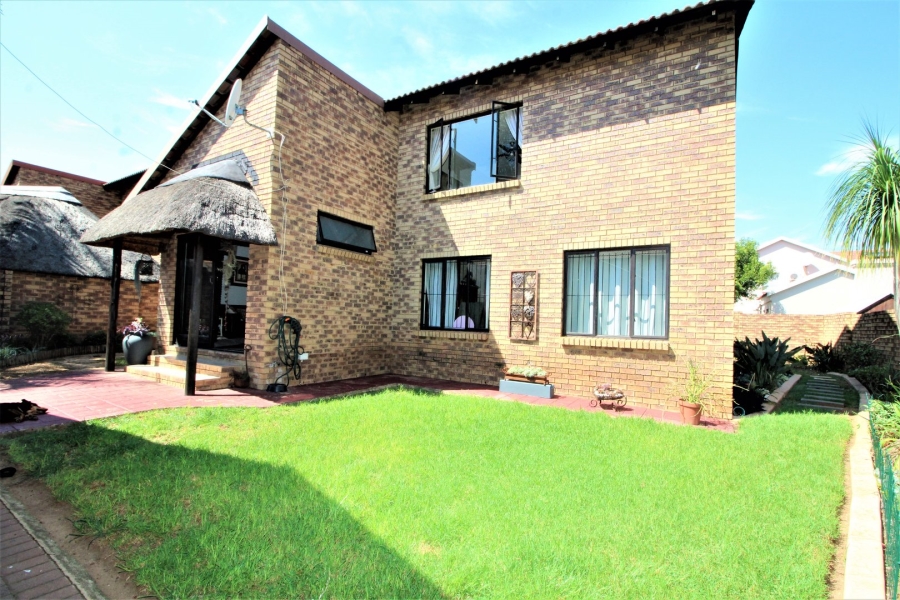 To Let 3 Bedroom Property for Rent in Amberfield Crest Estate Gauteng