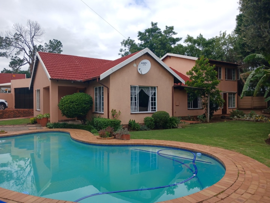 5 Bedroom Property for Sale in Bloubosrand Gauteng