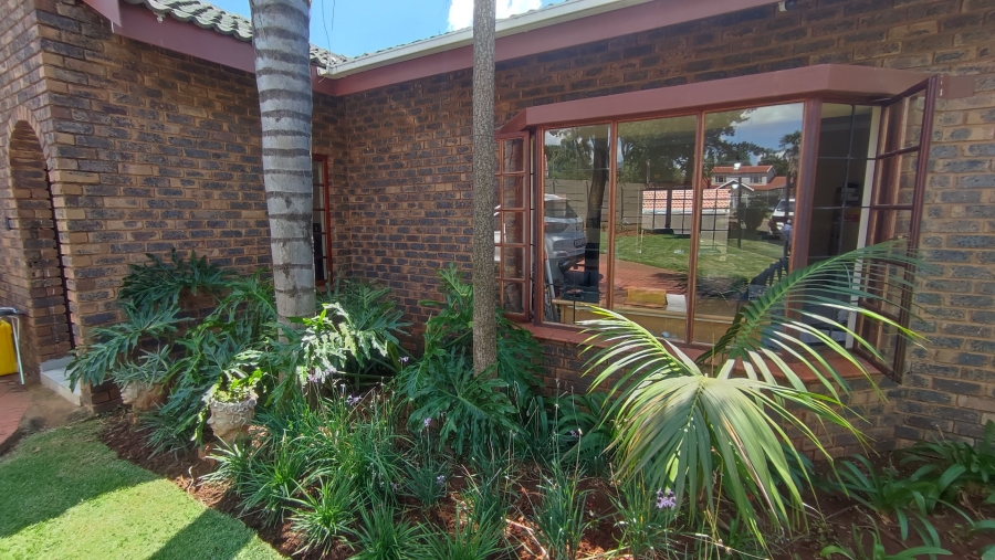 4 Bedroom Property for Sale in Rooihuiskraal Gauteng