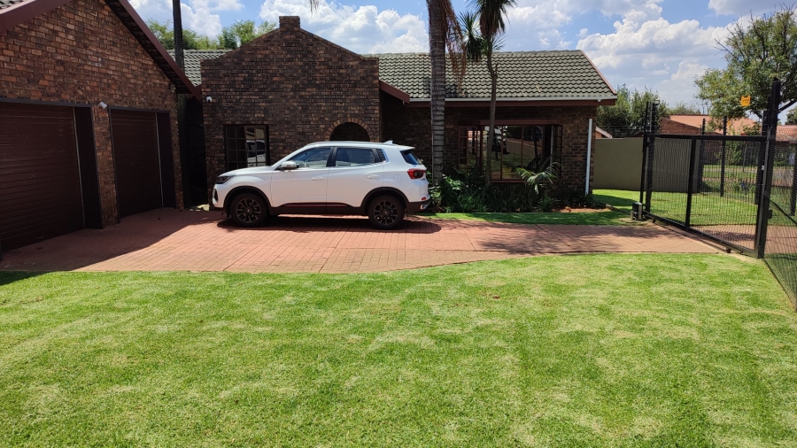 4 Bedroom Property for Sale in Rooihuiskraal Gauteng