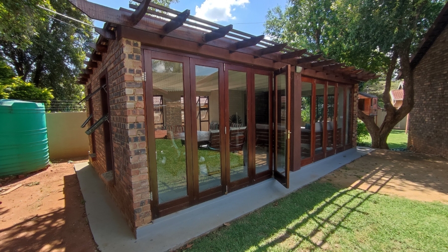 4 Bedroom Property for Sale in Rooihuiskraal Gauteng