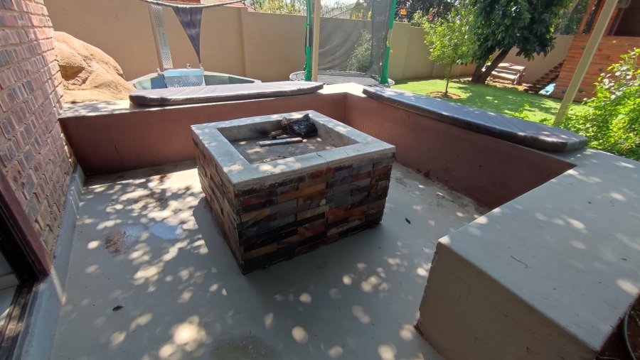 4 Bedroom Property for Sale in Rooihuiskraal Gauteng