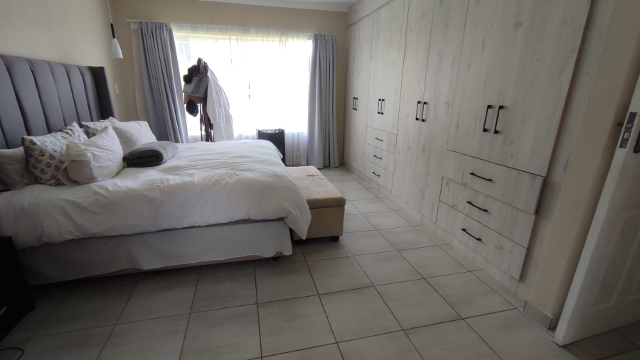 4 Bedroom Property for Sale in Rooihuiskraal Gauteng