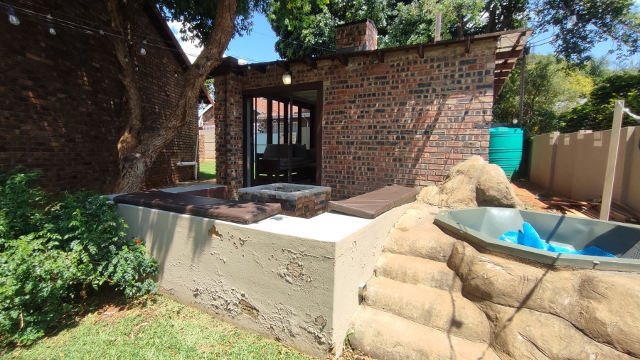 4 Bedroom Property for Sale in Rooihuiskraal Gauteng