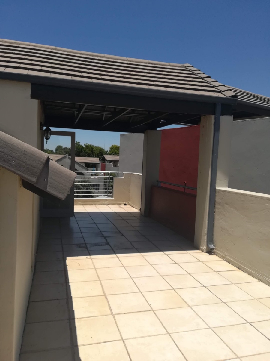 To Let 2 Bedroom Property for Rent in Pineslopes Gauteng