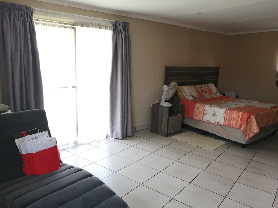 4 Bedroom Property for Sale in Lodeyko Gauteng