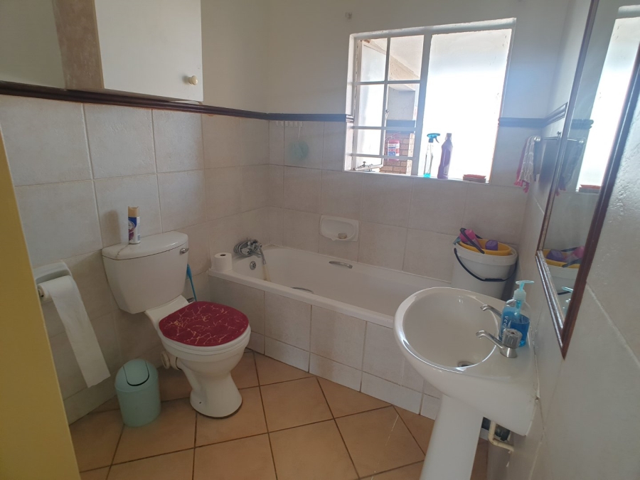 2 Bedroom Property for Sale in Die Hoewes Gauteng