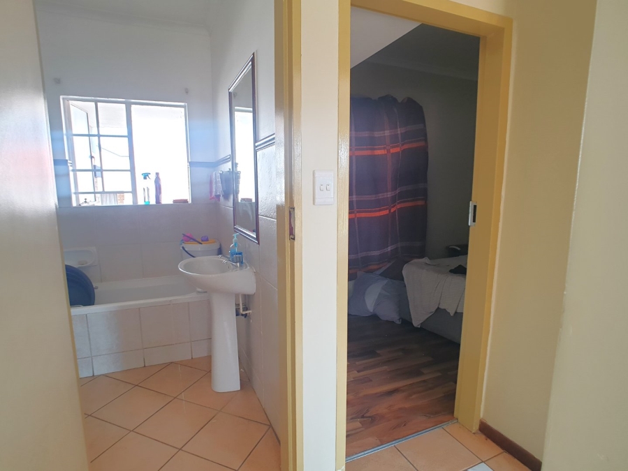 2 Bedroom Property for Sale in Die Hoewes Gauteng