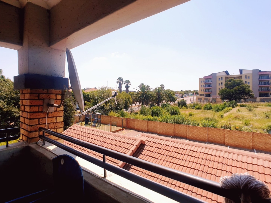 2 Bedroom Property for Sale in Die Hoewes Gauteng