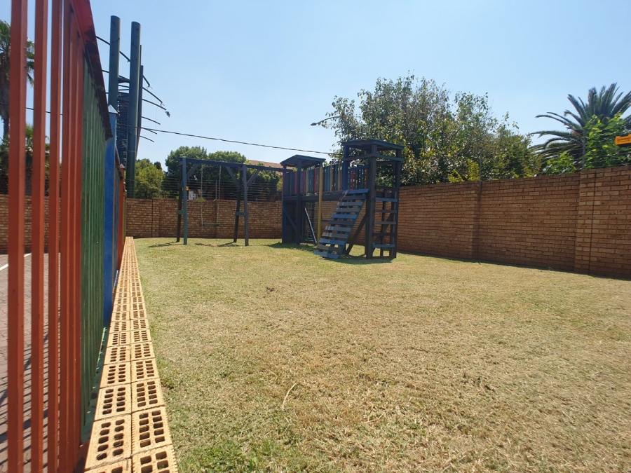 2 Bedroom Property for Sale in Die Hoewes Gauteng