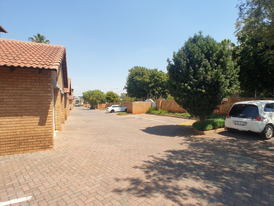 2 Bedroom Property for Sale in Die Hoewes Gauteng