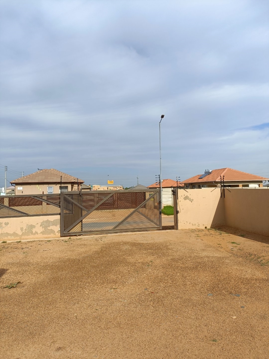 To Let 2 Bedroom Property for Rent in Azaadville Gardens Gauteng