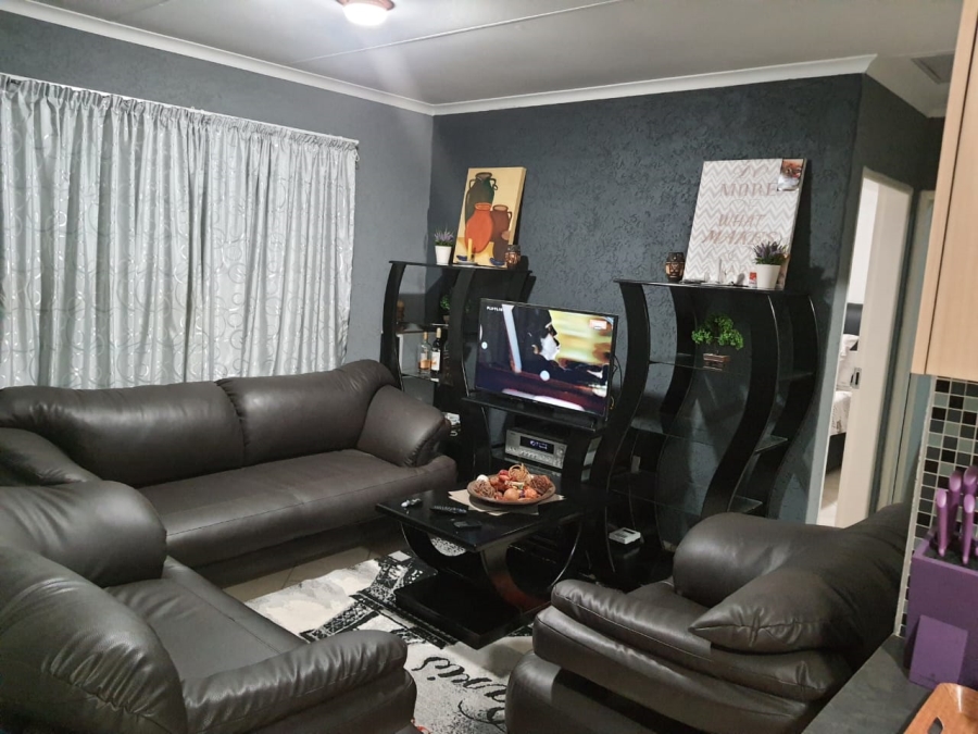 To Let 2 Bedroom Property for Rent in Azaadville Gardens Gauteng