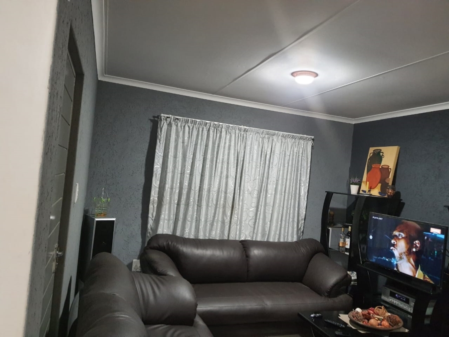 To Let 2 Bedroom Property for Rent in Azaadville Gardens Gauteng