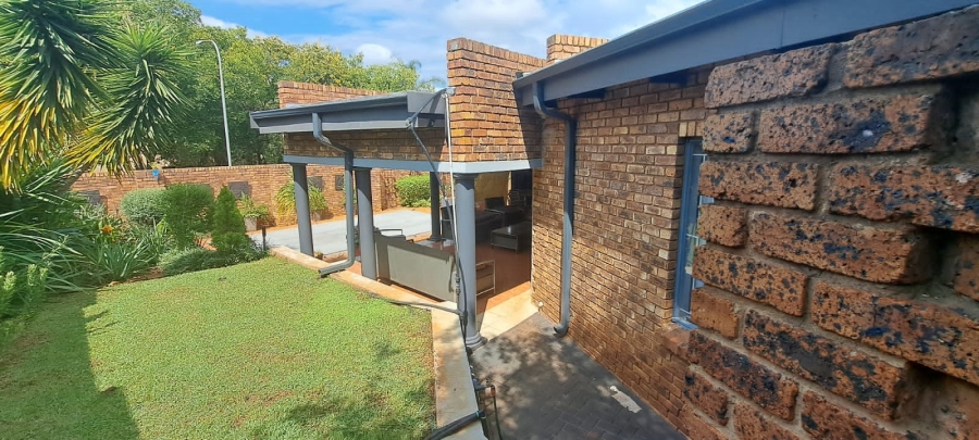 4 Bedroom Property for Sale in Eldoraigne Gauteng