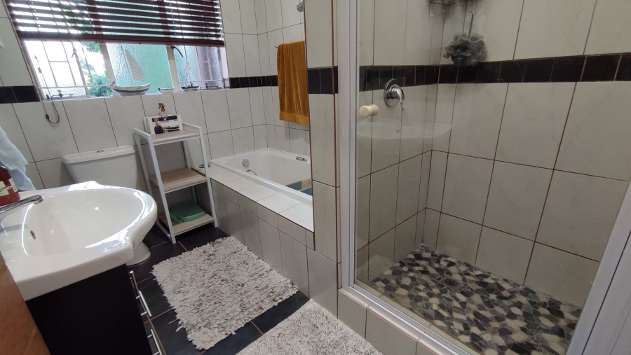 4 Bedroom Property for Sale in Eldoraigne Gauteng