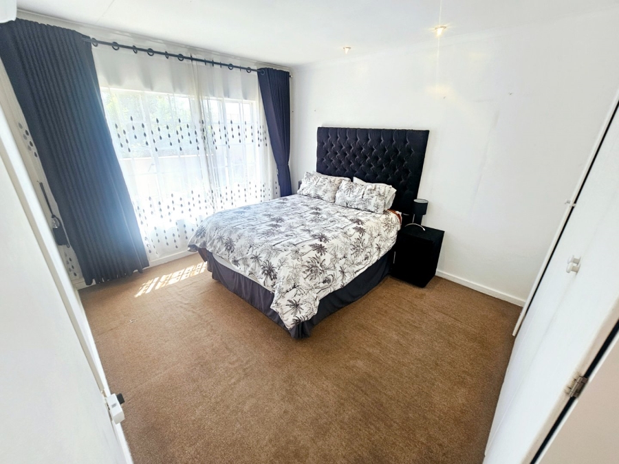 To Let 2 Bedroom Property for Rent in Amberfield Gauteng