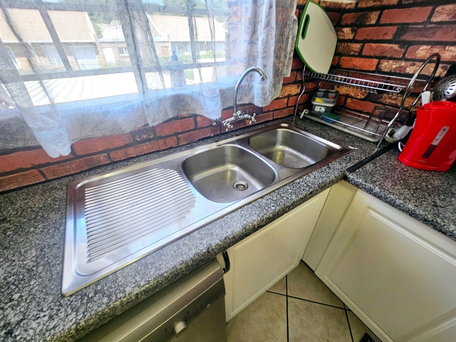 To Let 2 Bedroom Property for Rent in Amberfield Gauteng