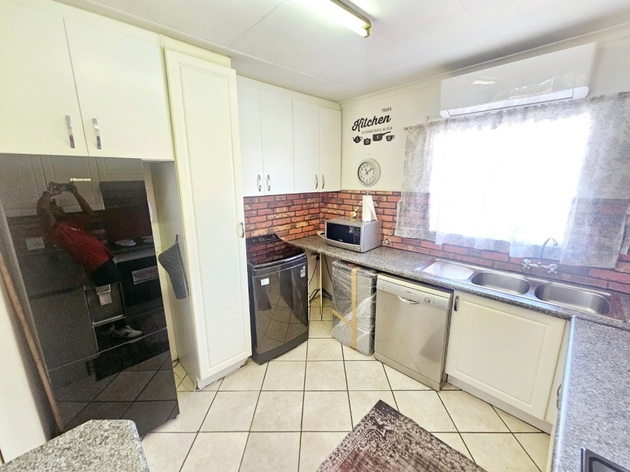 To Let 2 Bedroom Property for Rent in Amberfield Gauteng