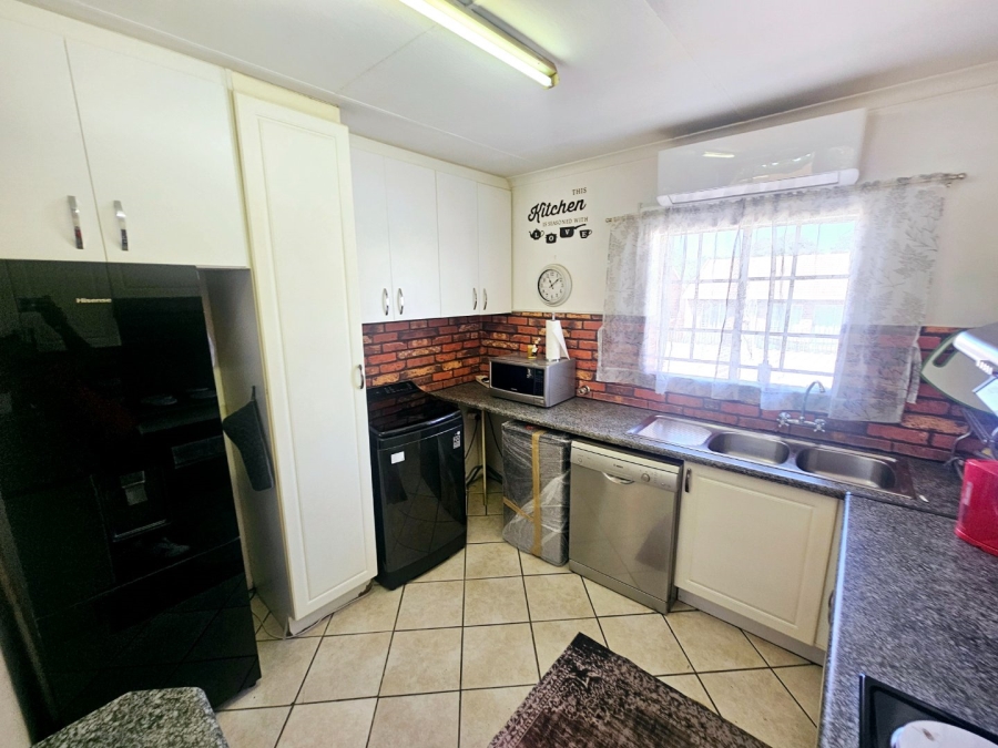 To Let 2 Bedroom Property for Rent in Amberfield Gauteng