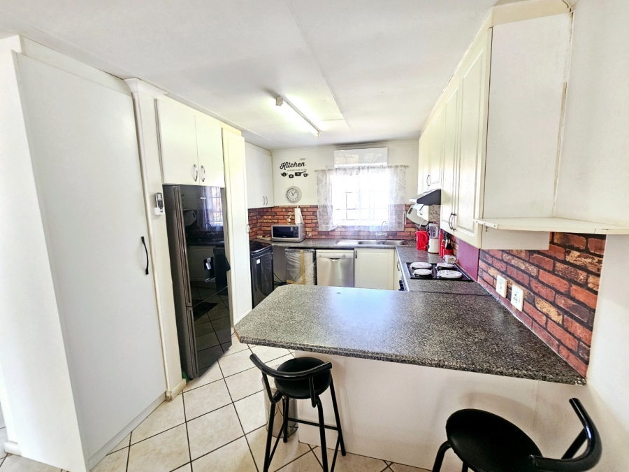 To Let 2 Bedroom Property for Rent in Amberfield Gauteng